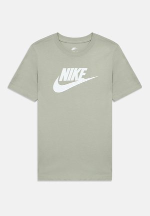 Hellgrünes Nike T-Shirt mit kurzen Ärmeln, rundem Halsausschnitt und weißem Nike-Logo sowie Swoosh, der mittig auf der Vorderseite platziert ist.