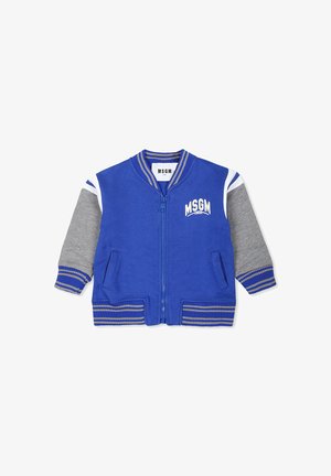 Giacca bomber blu con maniche grigie, chiusura con zip e polsini a costine. Presenta il logo bianco "MSGM CHEER" sul petto e dettagli a strisce.
