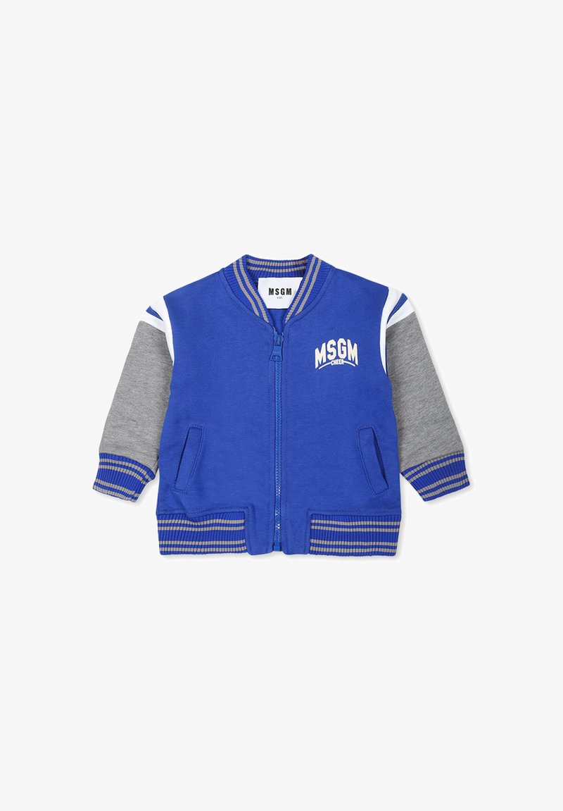 Giacca bomber blu con maniche grigie, chiusura con zip e polsini a costine. Presenta il logo bianco "MSGM CHEER" sul petto e dettagli a strisce.