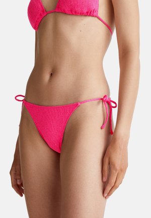 Roze bikini met een gestructureerd patroon, voorzien van verstelbare strikjes aan elke kant. De stof heeft een lichte glans, wat de levendige kleur accentueert.