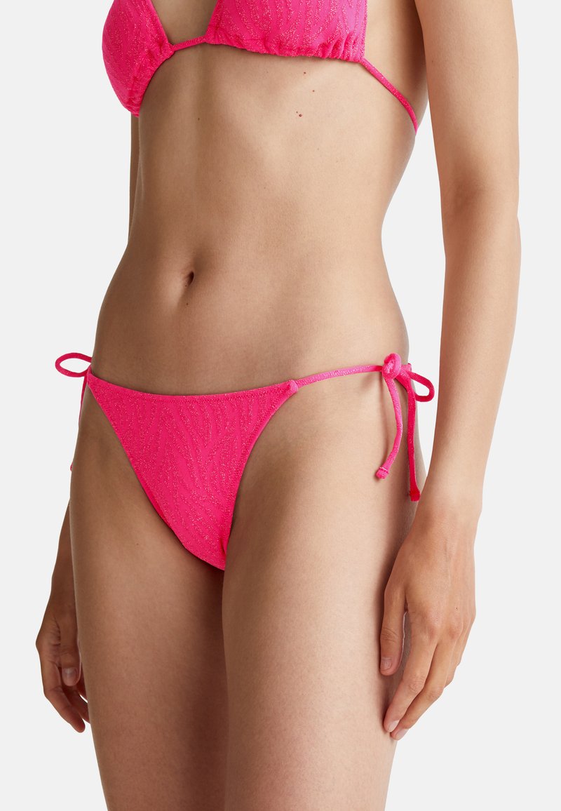 Růžové bikini s texturovaným vzorem, s posuvnými tkanicemi na každé straně. Látka má mírný lesk, který zvýrazňuje její živou barvu.