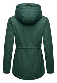 Parka verte avec capuche, taille cintrée, manches élastiques et tissu lisse, résistant à l'eau. Aucun matériel ou motif visible.