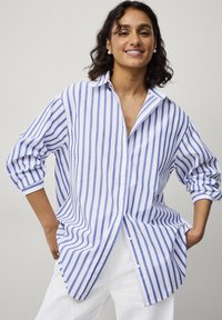 Ellos Collection MAH - Camicia - weiß blau gestreift