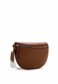 Hnědá kožená taška přes rameno s kulatým tvarem, zapínáním na zip a stříbrným logem. Povrch s texturou a nastavitelný popruh zahrnuty.