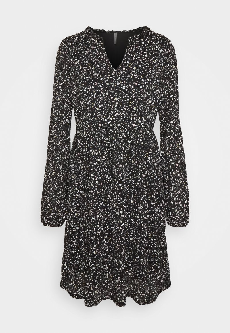 Czarna sukienka w kwiatowy wzór z długimi rękawami, dekoltem w serek i marszczoną talią; wzór zawiera małe białe i pastelowe kwiaty na ciemnym tle.