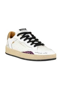 Sneaker bassa bianca con lacci neri, suola beige, dettagli dorati, decorazione in glitter viola e testo "nothing else matters" sul lato frontale.