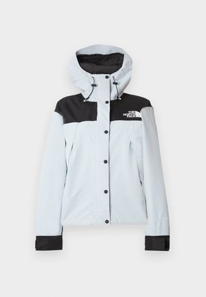 Világoskék vízálló dzseki fekete részletekkel, állítható kapucnival, elülső patentos záródással és hímzett logóval a mellkason. Simább tapintású anyag.