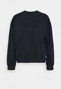 Černý crewneck svetr s dlouhými rukávy, žebrovanými manžetami a lemem. Vyznačuje se uvolněným střihem a hladkou texturou. Bez viditelných vzorů nebo akcentů.