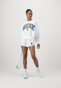 Nike Performance CREW - Flisinis džemperis - white/flat pewter/black