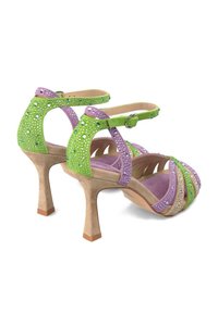 Hochhackige Sandalen aus einer Mischung aus grünem und lila weichem Material mit Strass-Akzenten, verstellbarem Knöchelriemen und einem beigefarbenen strukturierten Absatz.