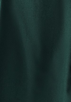 Tissu vert foncé avec une surface lisse et légèrement réfléchissante. Texture uniforme sans motifs ou accents visibles. Aucun détail en matériel présent.