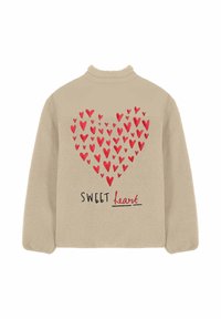 Pullover beige in pile con motivo a cuore rosso sulla schiena, con la scritta "SWEET heart" sotto. Colletto alto e texture morbida.