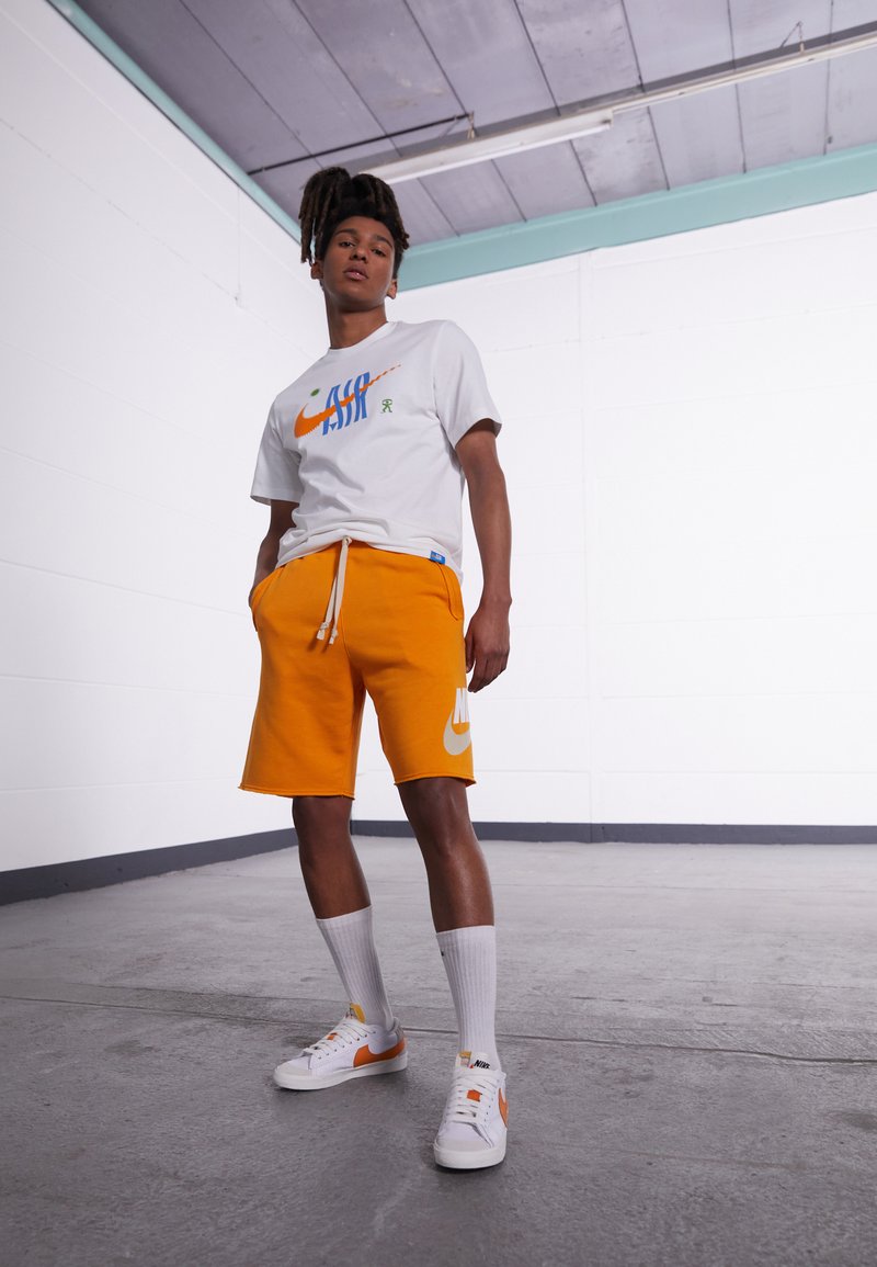 Nike Sportswear ALUMNI Shorts mustard yellow/sennep Zalando.no