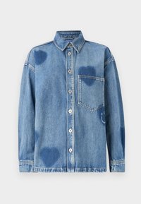 Lys blå denimskjorte med hjerteformede detaljer, spiss krage, brystlomme og knappestolpe. Mykt, teksturert stoff.