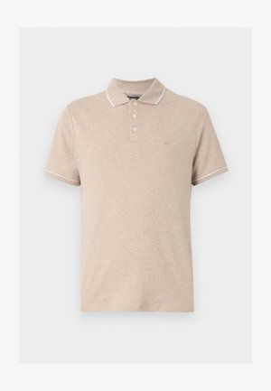 Μπεζ πόλο με κοντό μανίκι, τρία κουμπιά, λευκή διακόσμηση στο γιακά και τις άκρες των μανικιών, και μικρό λογότυπο "MK" αριστερά στο στήθος.