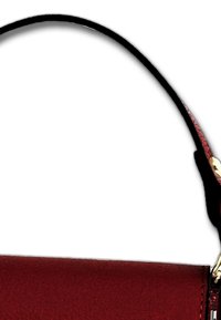 Rode leren handtas met een gladde textuur, voorzien van een zwarte gebogen handvat en gouden hardwareaccenten. Compact ontwerp, minimalistische stijl.