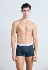 Tommy Hilfiger - TRUNK 5 PACK - Calzoncillos - mil denim/deep rouge/breezy blue Imagen en miniatura 1