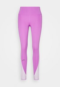 Fialové dámské sportovní legíny s vysokým pasem, se světle růžovými panely na dolních nohavicích a malým logem Under Armour na levé lýtku.