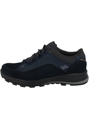 Niski but trekkingowy w ciemnoniebieskim i czarnym kolorze, z sznurowadłami, teksturowaną podeszwą, etykietą Gore-Tex i logo marki po boku.