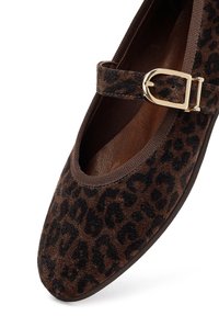 Scarpa Mary Jane in suede marrone con stampa leopardata nera, cinturino con fibbia dorata, punta arrotondata e interno in pelle liscia.