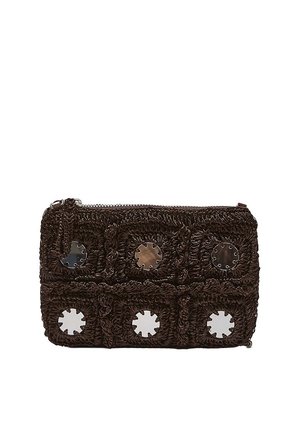 Braune gehäkelte Clutch-Tasche mit metallischen runden Verzierungen und einem Reißverschluss oben.