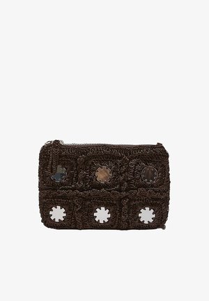 Braune gehäkelte Clutch-Tasche mit metallischen runden Verzierungen und einem Reißverschluss oben.