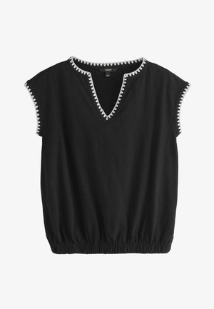 Schwarze Kurzarmbluse mit weißem Zickzackbesatz am V-Ausschnitt und an den Ärmelsäumen, elastischem Saum und weichem Stoff.