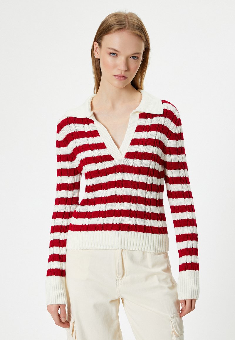 Rot-weiß gestreifter Strickpullover mit tiefem V-Ausschnitt und gerippten Bündchen. Verfügt über ein strukturiertes Design und einen großen, weichen Kragen.