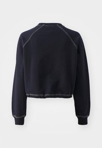 Sudadera corta en azul marino oscuro, con mangas raglán, puños de canalé y detalles de costura blanca a lo largo del dobladillo y las costuras.