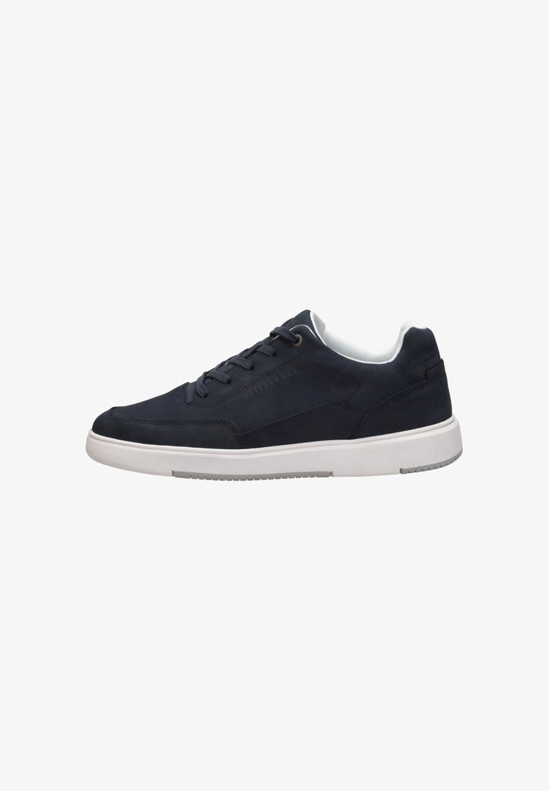 Marineblauwe suède sneaker met een witte rubberen zool, ronde neus en vlakke veterontwerp; heeft subtiele stiksels en een gevoerde kraag.