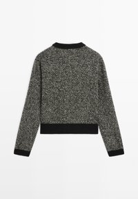 Sweter dzianinowy z mieszanym czarno-szarym wzorem, z prążkowanym czarnym dekoltem i mankietami oraz skróconą sylwetką.