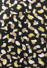 Zwarte stof met een verspreid abstract patroon in beige, wit en gele penseelstreken, wat een textuurachtig visueel effect creëert.