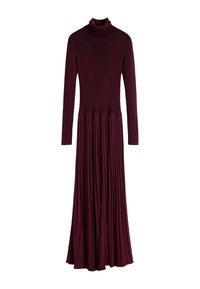 Bordeaux langærmet kjole med ribbet turtleneck, der har en plisseret nederste sektion og en glat tekstur gennem hele kjolen.