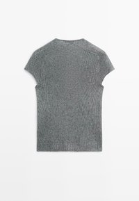 Grijs gebreid T-shirt met korte mouwen, een gestructureerd patroon, ronde halslijn en afgewerkte zomen. Achteraanzicht toont een naadloos ontwerp.