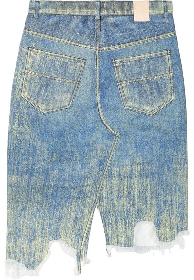 Gonna di denim con un colore blu sbiadito, orlo sfrangiato, due tasche posteriori e chiusura con zip al centro. Tessuto strutturato con venature visibili.