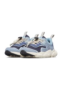 Blå och marinblå sneakers i blandade material med texturerad ovandel, snörning och vit gummisula; har dragtab och mönstrade detaljer.