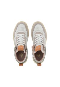 Weiße und beigefarbene Sneakers mit strukturierter Oberfläche, ausgestattet mit Schnürverschluss, gepolstertem Kragen und kontrastierenden Wildlederelementen in hellgrau und braun.