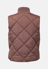 Veste sans manches matelassée marron avec de larges coutures en losange et un col roulé côtelé, vue de dos.