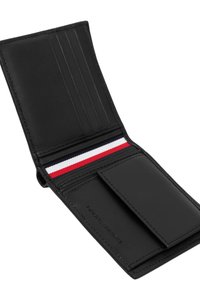 Portefeuille en cuir noir avec plusieurs emplacements pour cartes, un détail en bande horizontale rouge, blanc et bleu marine, et un rabat pour plus de sécurité.