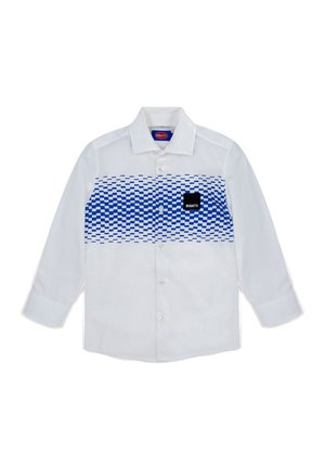 Weißes langärmliges Hemd mit Knöpfen, mit einem blauen karierten Muster über der Brust und einem schwarzen Bugatti-Logo-Patch auf der linken Seite.