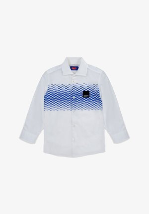 Weißes langärmliges Hemd mit Knöpfen, mit einem blauen karierten Muster über der Brust und einem schwarzen Bugatti-Logo-Patch auf der linken Seite.