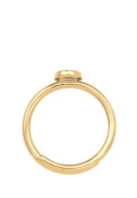 Anello d'oro con una finitura liscia, caratterizzato da una fascia affusolata e un accento piatto sulla parte superiore. Il design è minimalista e contemporaneo.