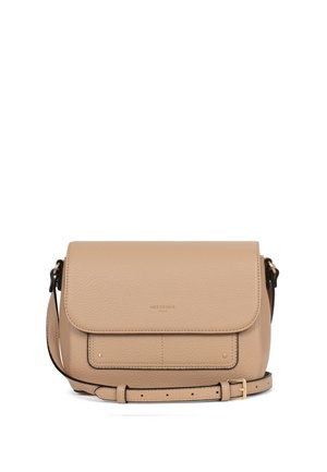 Sac bandoulière en cuir texturé beige avec rabat frontal, petite poche avant, sangle réglable et boucle dorée.