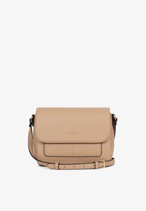 Beige leren crossbodytas met structuur, voorzien van een voorklep, een klein voorvak, verstelbare riem en een gesp in goudkleur.