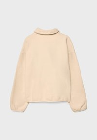 Beige, blød fleecepullover med krave, sænkede skuldre og lange ærmer. Glat tekstur med en afslappet pasform og afrundet kant.