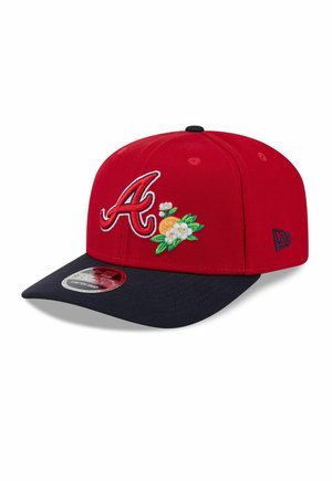 Rotes und marineblaues Snapback-Cap mit großem rotem "A"-Logo und gestickter Orangenblüte mit Blättern auf dem Vorderteil.