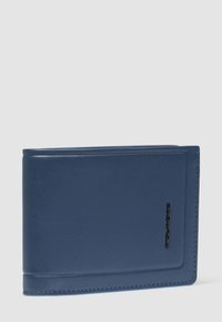 Cartera bifold de cuero azul con costuras sutiles y pequeño logo de la marca en relieve negro en la esquina inferior derecha del frente.