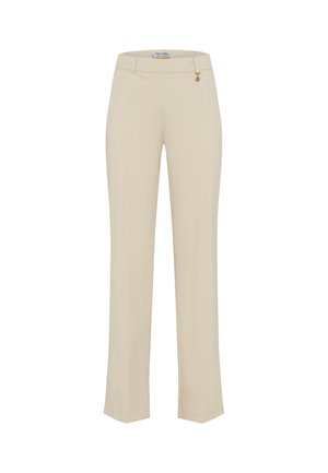 Beige bukser med lige ben, bæltestropper og en lille guldfarvet charm nær taljen, vist på en hvid baggrund.