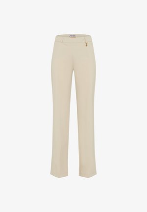 Pantaloni beige a gamba dritta con passanti per cintura e un piccolo ciondolo dorato vicino alla vita, esposti su uno sfondo bianco.