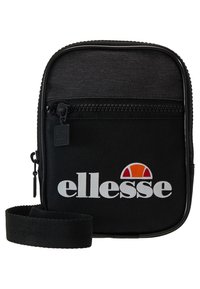 Sac zippé noir avec un extérieur en tissu durable, présentant un logo "ellesse" blanc bien visible et un accent coloré au-dessus, avec une bandoulière réglable.